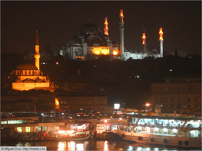 Turkey: Istanbul: EminÃ¶nÃ¼ after dark