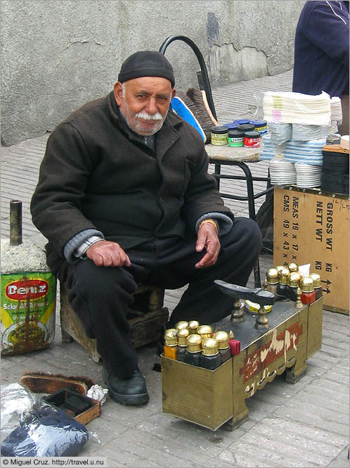 Turkey: Istanbul: Shoeshine pro