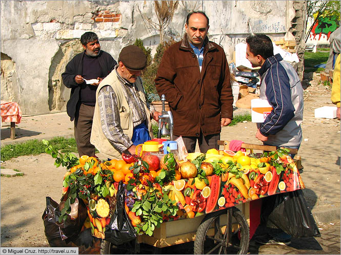 Turkey: Istanbul: The fruit juice man