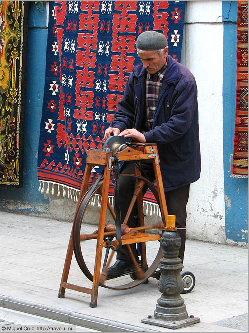 Turkey: Istanbul: Knife sharpener