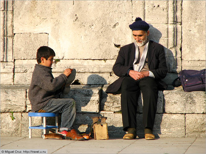 Turkey: Istanbul: Shoeshine boy and customer