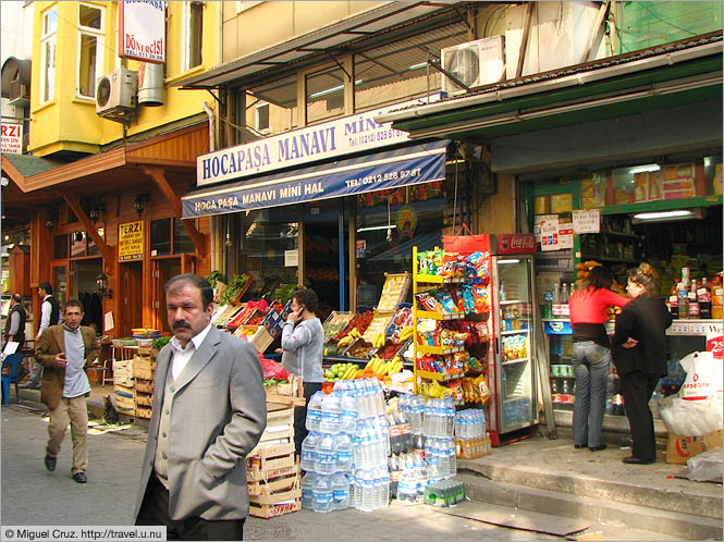 Turkey: Istanbul: Streets of old Istanbul