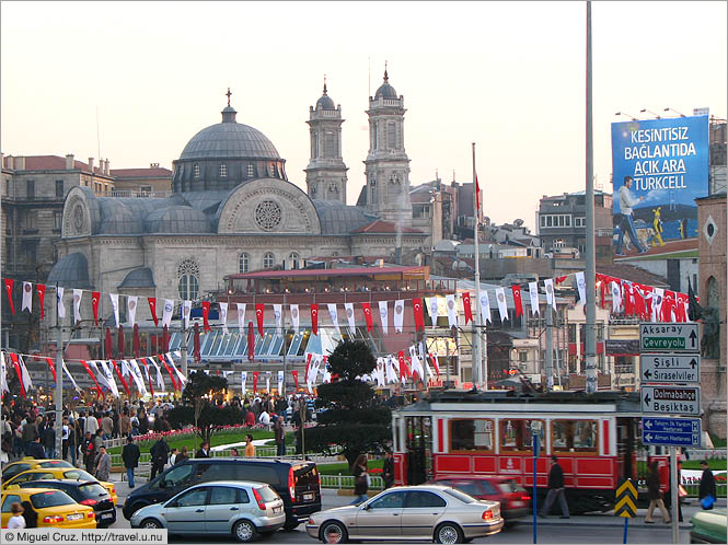 Turkey: Istanbul: Taksim Square hubbub