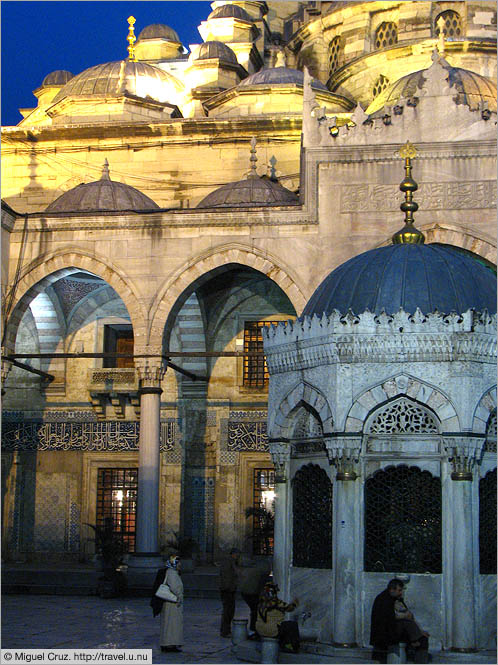 Turkey: Istanbul: EminÃ¶nÃ¼ New Mosque courtyard