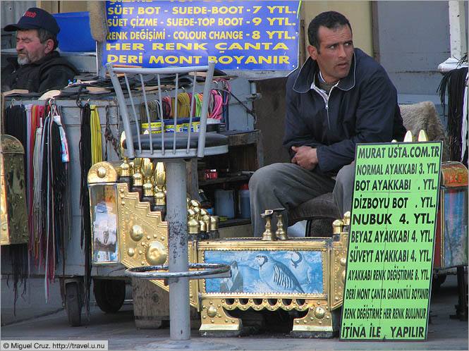 Turkey: Istanbul: Full-service shoeshine