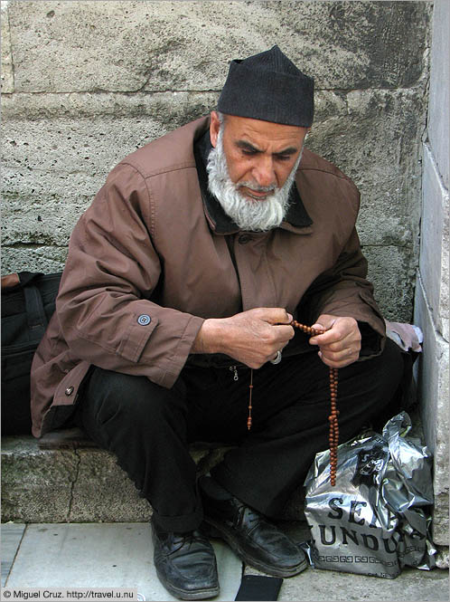 Turkey: Istanbul: Working the worry beads