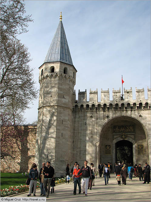 Turkey: Istanbul: Topkapi Palace gates