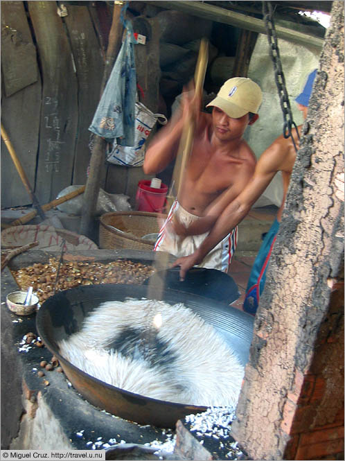 Vietnam: Mekong Delta: The birth of a rice cake