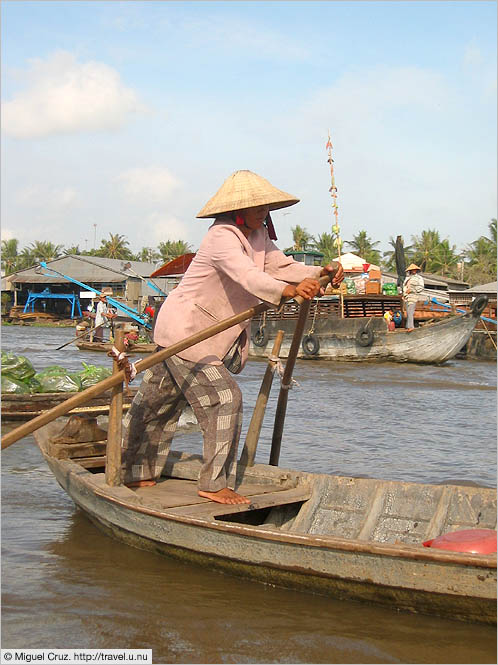 Vietnam: Mekong Delta: Rowing to market