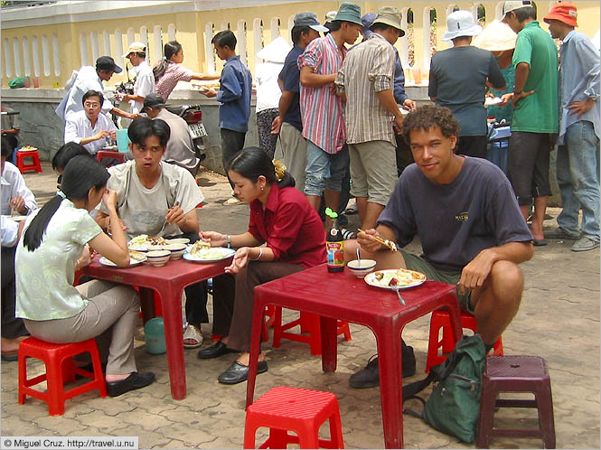 Vietnam: Saigon: Size mismatch