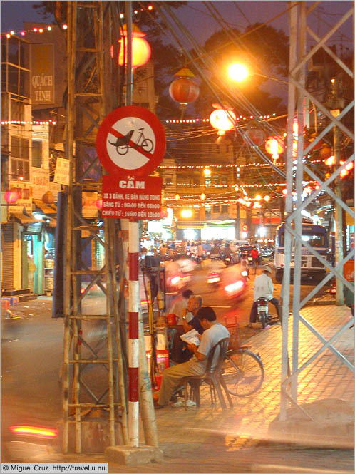 Vietnam: Saigon: Evening in Cholon